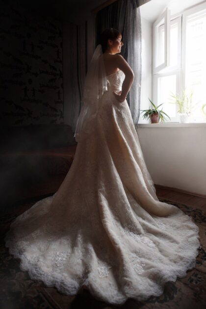 Татьяна и Леонид 1 Наши невесты <p style="text-align: justify;">Если невеста задумала создать очень романтичный и нежный образ, то в этом охотно ей помогут кружева! Американское свадебное платье <span class="removed_link" title="https://bliss.by/catalog/cat-wedding-dress/madeline-gardner-new-york/svadebnoe-plate-celeste-51024">CELESTE 51024 коллекции MGNY</span> идеальный вариант для тех, кто хочет быть особенно очаровательной. Платье украшено кружевными аппликациями из венецианского кружева на алансонском кружеве! Это невероятно интересное и необычное сочетание! Также очень эффектно само сочетание цветовой гаммы - gold/ivory - это очень стильно и модно в Америке! Также платье выполнено с декольте по форме "сердечко", что придает образу тонкость и чувственность! В дополнение к образу наша невеста Татьяна подчеркнула талию атласным пояском gold цвета!</p>
<p style="text-align: justify;">Татьяна и Леонид! Свадебный салон "BLISS" сердечно поздравляет Вас с рождением Вашей семьи! Желаем Вам прочного семейного счастья, чудесных совместных вечеров в теплых объятиях, побольше ярких и незабываемых моментов, еще больше огня в глазах и искренних улыбок! Гордитесь друг другом за любые, даже маленькие, но достижения, цените, уважайте, берегите, а главное любите и любое море Вам будет по плечу!!! Поздравляем!!!</p>