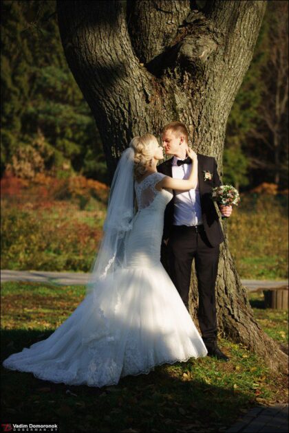 Евгения и Александр 1 Наши невесты <p style="text-align: justify;">Евгения и Александр</p>
<p style="text-align: justify;">Одним из важных критериев при выборе платья своей мечты - это первые ощущения и эмоции, чувства счастья, восторга, восхищения, упоения только при одном виде свадебного наряда на себе! "Да, я Королева!!!" - именно такие чувственные порывы сопровождали нашу бесподобную невесту Евгению! Безмерно женственная модель силуэта "русалка" американской коллекции <span class="removed_link" title="https://bliss.by/catalog/cat-wedding-dress/mori-lee/svadebnoe-plate-blu-5305">MORI LEE 5305</span> помогла создать тот самый образ мечты в самый ответственный и важный день в своей жизни невесты! Кружевные элементы по верху лифа, спинки и шлейфу прекрасно подчеркивают нежную и романтичную натуру Евгении, а драпировка по платью только подчеркнула идеальную фигурку неотразимой Королевы своего праздника!</p>
<p style="text-align: justify;">Евгения и Александр! Коллектив свадебного салона "BLISS" безмерно рад и поздравляет Вас со вступлением в долгожданный союз любви! Желаем Вам идти по жизни плечом к плечу, чтобы в жизни Вас с распростертыми объятиями встречали только самые яркие семейные события, чтобы на Ваши плечи ложились исключительно легкие и приятные заботы и обязанности, чтобы все дела Вы делали вместе, ободряя и поддерживая друг друга, чтобы в Ваших сердцах с каждым днем все больше и больше разгорался огонь взаимной любви! Поздравляем!!!</p>