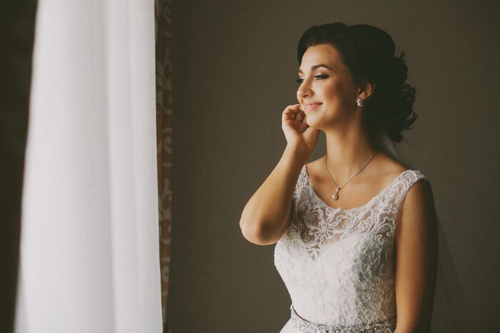 Екатерина и Алексей 1 Наши невесты <p style="text-align: justify;">Екатерина и Алексей</p>
<p style="text-align: justify;">Настоящая голливудская свадьба - это мечта любой невесты! Безупречная невеста Екатерина и элегантный жених Алексей с лёгкостью сделали свой праздник по-настоящему особенным и запоминающимся, акцентируя внимание на самом модном цвете 2015 года марсала - естественном, надежном и натуральном оттенке красного вина. Невеста также дополнила этим тоном свой свадебный образ в виде расшитого из камней swarovski и исключительного бисера пояска. Главным свадебным нарядом своей мечты Екатерина выбрала великолепную пышную ультрамодную модель платья американской дизайнерской коллекции <span class="removed_link" title="https://bliss.by/catalog/cat-wedding-dress/madeline-gardner-new-york/svadebnoe-plate-cara-51029">MADELINE GARDNER OF NEW YORK - CARA 51029</span> в ivory цвете! Платье бесконечно уникально! Закрытое полупрозрачное декольте с вырезом "лодочка" безупречно подчеркнул хрупкость плеч невесты, а открытая "V-образная" спинка акцентирует внимание на сексуальности и женственности главной героини! Легкий тюльмариновый шлейф, который выкладывается волнами только лишь дополняет всю красоту нотками естественности, изысканности, элегантности и непринужденности!</p>
<p style="text-align: justify;">Екатерина и Алексей! Ваши фото пропитаны любовью, трепетом, нежностью друг к другу! Свадебный салон "BLISS" поздравляет Вас с этим чудесным событием - рождением Вашей семьи! Желаем сохранить все эти эмоции и чувства навсегда! Светитесь от счастья, восхищайтесь романтикой и теплотой чувств! Цените каждую секундочку проведенную рядом! Доказывайте и убеждайтесь с каждым днем, что Ваш обоюдный выбор был правильным и настоящим! Поздравляем!!!</p>