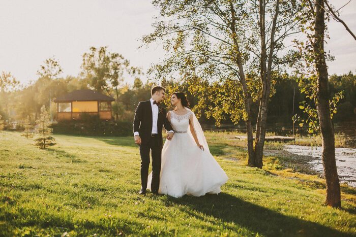 Екатерина и Алексей 3 Наши невесты <p style="text-align: justify;">Екатерина и Алексей</p>
<p style="text-align: justify;">Настоящая голливудская свадьба - это мечта любой невесты! Безупречная невеста Екатерина и элегантный жених Алексей с лёгкостью сделали свой праздник по-настоящему особенным и запоминающимся, акцентируя внимание на самом модном цвете 2015 года марсала - естественном, надежном и натуральном оттенке красного вина. Невеста также дополнила этим тоном свой свадебный образ в виде расшитого из камней swarovski и исключительного бисера пояска. Главным свадебным нарядом своей мечты Екатерина выбрала великолепную пышную ультрамодную модель платья американской дизайнерской коллекции <span class="removed_link" title="https://bliss.by/catalog/cat-wedding-dress/madeline-gardner-new-york/svadebnoe-plate-cara-51029">MADELINE GARDNER OF NEW YORK - CARA 51029</span> в ivory цвете! Платье бесконечно уникально! Закрытое полупрозрачное декольте с вырезом "лодочка" безупречно подчеркнул хрупкость плеч невесты, а открытая "V-образная" спинка акцентирует внимание на сексуальности и женственности главной героини! Легкий тюльмариновый шлейф, который выкладывается волнами только лишь дополняет всю красоту нотками естественности, изысканности, элегантности и непринужденности!</p>
<p style="text-align: justify;">Екатерина и Алексей! Ваши фото пропитаны любовью, трепетом, нежностью друг к другу! Свадебный салон "BLISS" поздравляет Вас с этим чудесным событием - рождением Вашей семьи! Желаем сохранить все эти эмоции и чувства навсегда! Светитесь от счастья, восхищайтесь романтикой и теплотой чувств! Цените каждую секундочку проведенную рядом! Доказывайте и убеждайтесь с каждым днем, что Ваш обоюдный выбор был правильным и настоящим! Поздравляем!!!</p>