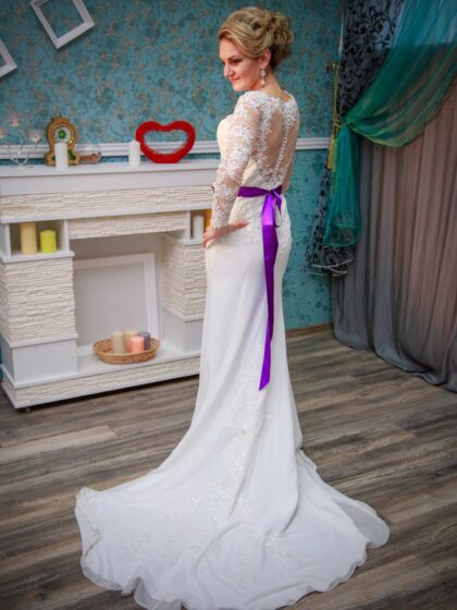 Алёна и Сергей 1 Наши невесты <p style="text-align: justify;">Как разбавить осенний свадебный образ яркими цветами? Да легко! Яркий акцент для яркой невесты! Наша очаровательная Алёна добавила в свой образ интенсивный поясок цвета фуксии к свадебному платью американской коллекции <span class="removed_link" title="https://bliss.by/catalog/cat-wedding-dress/mori-lee/svadebnoe-plate-blu-5306">MORI LEE 5306</span>! Платье обладает невероятной элегантностью и изысканностью. Кружевной верх платья с открытым V-образным вырезом декольте наполняют особой романтичностью и вдохновенностью. Также платье имеет длинный рукав с самым нежнейшим кружевом, что делает образ особенно привлекательным! Спинка платья заслуживает отдельного внимания. Кружевной рисунок выложен в виде "сердечка", который, в свою очередь, мягко прилегает к телу невесты и делает свадебный образ еще более чарующим и запоминающимся!</p>
<p style="text-align: justify;">Свадебный салон "BLISS" поздравляет Вас, Алёна и Сергей, с началом Вашей сказки! Пусть в Вашей жизни будут только яркие и незабываемые моменты! Пусть любовь, здоровье, радость, доброта, забота – будут основой Вашей молодой семьи. Прислушивайтесь друг к другу, старайтесь угадывать чувства и настроение своей половинки! Поздравляем!!!!!</p>