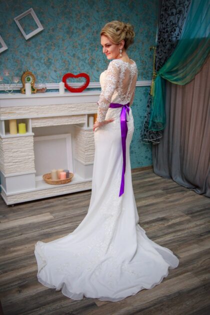 Алёна и Сергей 1 Наши невесты <p style="text-align: justify;">Как разбавить осенний свадебный образ яркими цветами? Да легко! Яркий акцент для яркой невесты! Наша очаровательная Алёна добавила в свой образ интенсивный поясок цвета фуксии к свадебному платью американской коллекции <span class="removed_link" title="https://bliss.by/catalog/cat-wedding-dress/mori-lee/svadebnoe-plate-blu-5306">MORI LEE 5306</span>! Платье обладает невероятной элегантностью и изысканностью. Кружевной верх платья с открытым V-образным вырезом декольте наполняют особой романтичностью и вдохновенностью. Также платье имеет длинный рукав с самым нежнейшим кружевом, что делает образ особенно привлекательным! Спинка платья заслуживает отдельного внимания. Кружевной рисунок выложен в виде "сердечка", который, в свою очередь, мягко прилегает к телу невесты и делает свадебный образ еще более чарующим и запоминающимся!</p>
<p style="text-align: justify;">Свадебный салон "BLISS" поздравляет Вас, Алёна и Сергей, с началом Вашей сказки! Пусть в Вашей жизни будут только яркие и незабываемые моменты! Пусть любовь, здоровье, радость, доброта, забота – будут основой Вашей молодой семьи. Прислушивайтесь друг к другу, старайтесь угадывать чувства и настроение своей половинки! Поздравляем!!!!!</p>