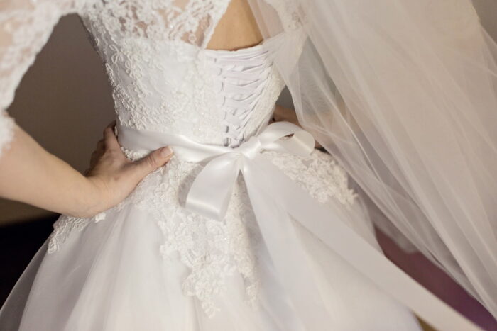 Екатерина и Александр 7 Наши невесты <p style="text-align: justify;">Для безупречного свадебного платья Катерины и Александра было выбрано нежнейшее расшитое бисером алансонское кружево с уникальным цветочным рисунком. Использование кружева придает свадебному туалету без преувеличения божественную изысканность и эффектность. А сочетание красивого кружева и достойной идеи известного модельера дает шедевр — Свадебное платье <span class="removed_link" title="//bliss.by/catalog/cat-wedding-dress/cat-bliss/svadebnoe-plate-bliss-sue">Sue by Bliss</span>!!!
Поздравляем Екатерину и Александра! Пусть ваша семья будет самой счастливой, а счастье будет таким огромным, чтобы его хватило и вашим детям, и внукам, и правнукам!</p>