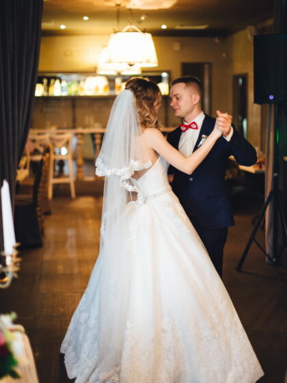 Екатерина и Глеб 1 Наши невесты <p style="text-align: justify;"><span class="removed_link" title="/catalog/cat-wedding-dress/cat-mori-lee/svadebnoe-plate-mori-lee-2674">Свадебное платье Mori Lee 2674</span> с фигурным лифом в форме сердечка - выбор нашей невесты Екатерины!!! Дорогое алансонское кружево с уникальным рисунком спускается от декольте до середины бедра, обретая особенную привлекательность на полупрозрачной ткани юбки. Волна кружевных фестонов по подолу пышной юбки придает этому свадебному платью по истине королевский шик и красоту. Создать особенную атмосферу помогает кружевной шлейф на матовом тюльмарине в несколько слоев.
Екатерина и Глеб! Спасибо большое за то, что поделились с нами такими красивыми фотографиями! С огромным удовольствием будем любоваться Вами! Мы также говорим Вам спасибо за терпение при подгонках платья, за душевное общение и прекрасное настроение, которым Вы делились с нами при посещении салона! Желаем Вам взаимопонимания, семейного уюта и детского смеха! Поздравляем!!!</p>