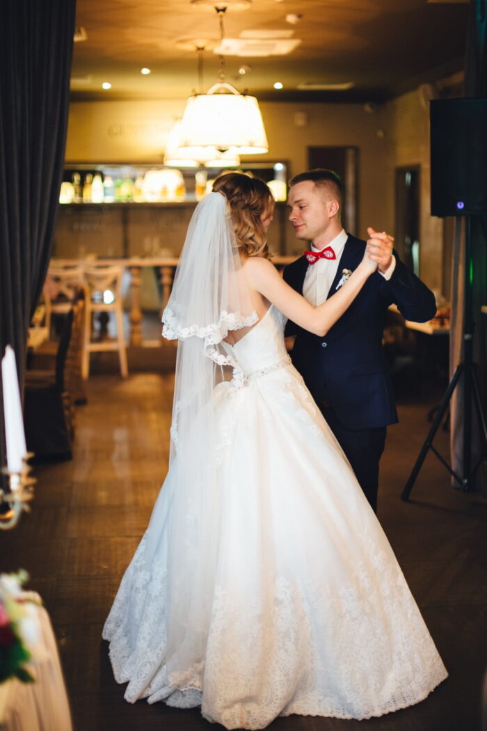 Екатерина и Глеб 1 Наши невесты <p style="text-align: justify;"><span class="removed_link" title="/catalog/cat-wedding-dress/cat-mori-lee/svadebnoe-plate-mori-lee-2674">Свадебное платье Mori Lee 2674</span> с фигурным лифом в форме сердечка - выбор нашей невесты Екатерины!!! Дорогое алансонское кружево с уникальным рисунком спускается от декольте до середины бедра, обретая особенную привлекательность на полупрозрачной ткани юбки. Волна кружевных фестонов по подолу пышной юбки придает этому свадебному платью по истине королевский шик и красоту. Создать особенную атмосферу помогает кружевной шлейф на матовом тюльмарине в несколько слоев.
Екатерина и Глеб! Спасибо большое за то, что поделились с нами такими красивыми фотографиями! С огромным удовольствием будем любоваться Вами! Мы также говорим Вам спасибо за терпение при подгонках платья, за душевное общение и прекрасное настроение, которым Вы делились с нами при посещении салона! Желаем Вам взаимопонимания, семейного уюта и детского смеха! Поздравляем!!!</p>