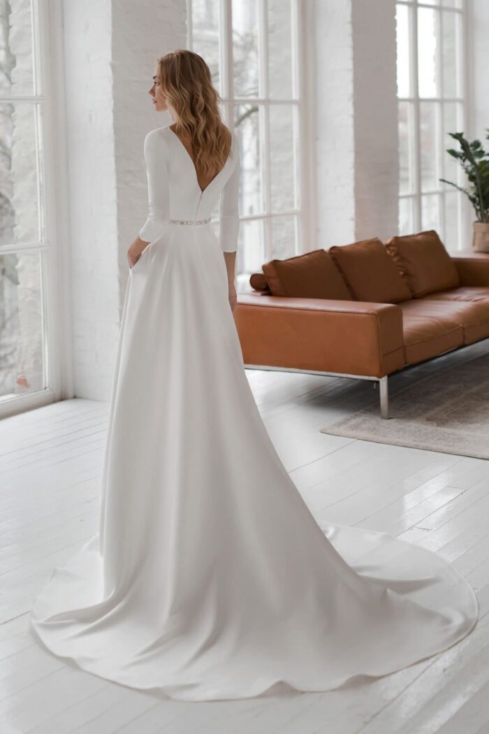 Bruk - Наталья Романова Bruk 1 Наталья Романова Сдержанный минимализм и роскошь - атласное свадебное платье А-силуэта от российского дизайнера. Bruk — это роскошь и стильность образа, дорогой блеск и фактура ткани, идеальный и скульптурный крой платья. Фактуру атласа идеально подчеркивает тонкий пояс из камней сваровски и рукава 3/4.