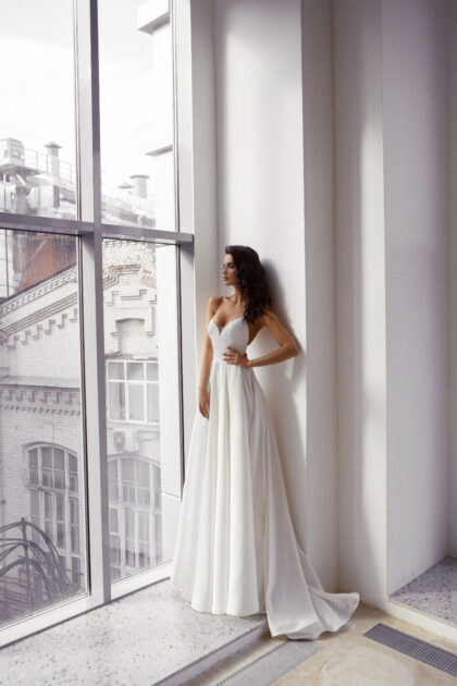 Kim 1 Наталья Романова Минимализм из молочного роскошного крепа!!! Открытая спинка и оригинальный дизайн лифа делают платье безупречным.