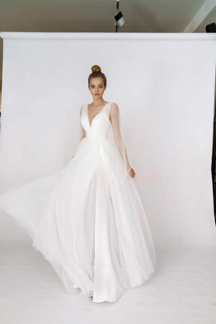 Oddi 4 Martha (Марта) Платье трансформер. Верхнее фатиновое платье А-силуэта, под ним сексуальное полуприлегающее платье из крепа с волнующим разрезом по линии бедра.