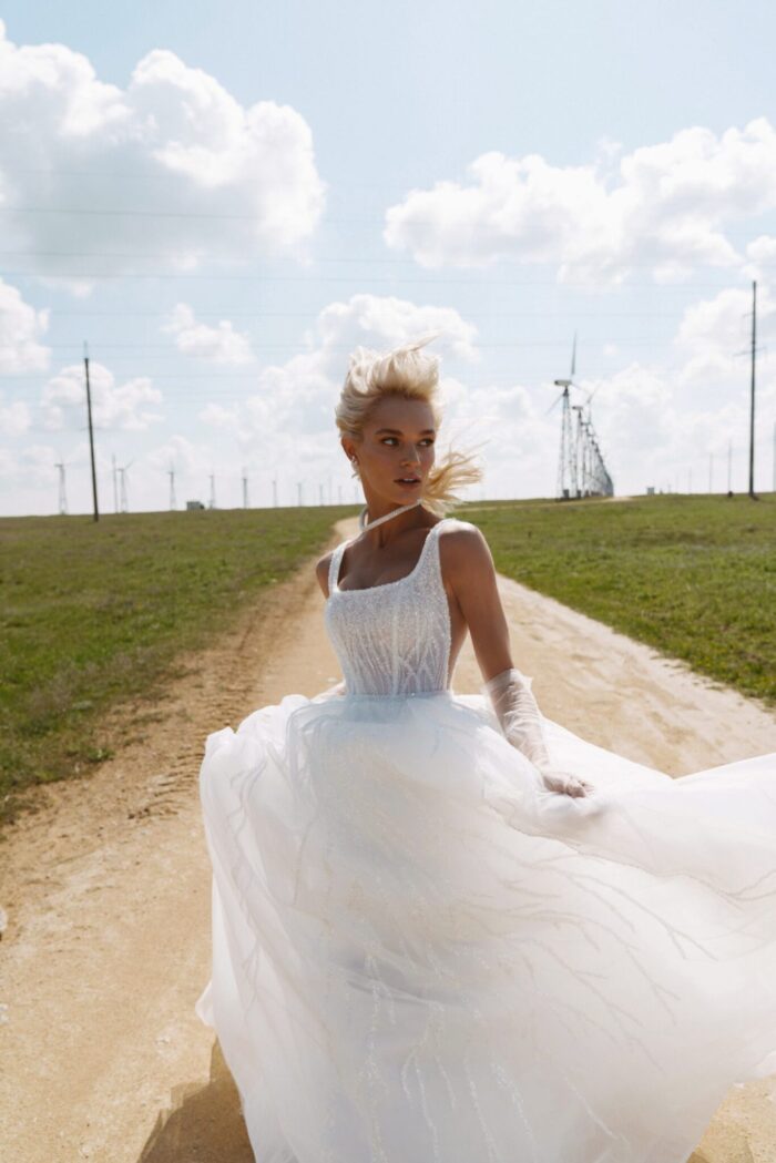 Бриджет 1 Наталья Романова Готовы ли вы привлекать внимание в свой особенный день? Не смотрите дальше этого эффектного свадебного платья! Роскошный тюль и ткань с пайетками заставят вас почувствовать себя принцессой, а внутренний корсет и молния на спине обеспечивают удобную и красивую посадку. Поднимите свой свадебный образ на новый уровень с этим обязательным платьем!