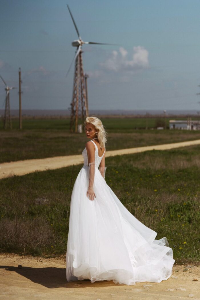 Бриджет 2 Наталья Романова Готовы ли вы привлекать внимание в свой особенный день? Не смотрите дальше этого эффектного свадебного платья! Роскошный тюль и ткань с пайетками заставят вас почувствовать себя принцессой, а внутренний корсет и молния на спине обеспечивают удобную и красивую посадку. Поднимите свой свадебный образ на новый уровень с этим обязательным платьем!