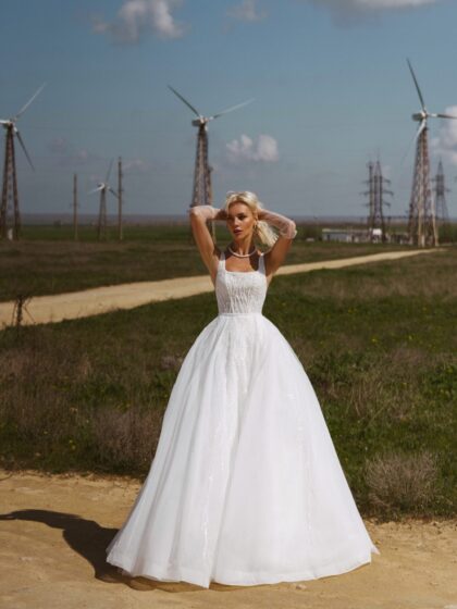 Бриджет - Наталья Романова Бриджет 1 Наталья Романова Готовы ли вы привлекать внимание в свой особенный день? Не смотрите дальше этого эффектного свадебного платья! Роскошный тюль и ткань с пайетками заставят вас почувствовать себя принцессой, а внутренний корсет и молния на спине обеспечивают удобную и красивую посадку. Поднимите свой свадебный образ на новый уровень с этим обязательным платьем!