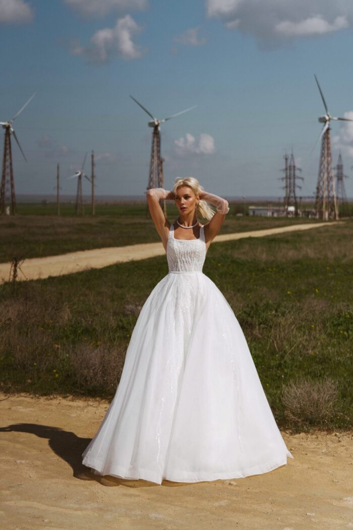 Бриджет 1 Наталья Романова Готовы ли вы привлекать внимание в свой особенный день? Не смотрите дальше этого эффектного свадебного платья! Роскошный тюль и ткань с пайетками заставят вас почувствовать себя принцессой, а внутренний корсет и молния на спине обеспечивают удобную и красивую посадку. Поднимите свой свадебный образ на новый уровень с этим обязательным платьем!