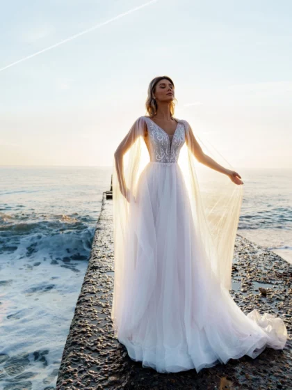 Аланна - Сонеста Аланна 1 Сонеста Свадебное платье А-силуэта со съемными рукавами-крыльями. В корсете V-образный вырез, спинка открытая на молнии.