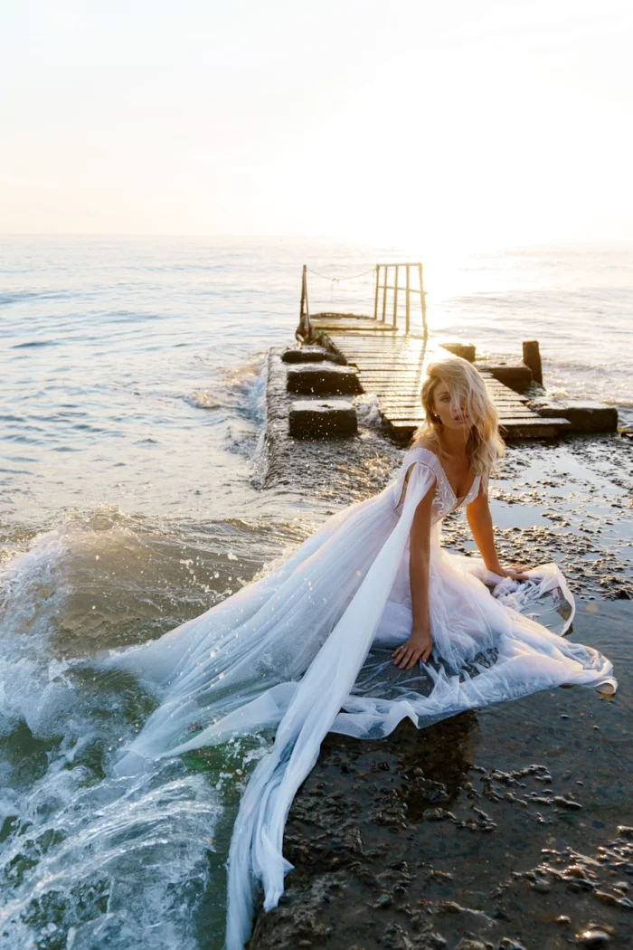 Аланна 5 Сонеста Свадебное платье А-силуэта со съемными рукавами-крыльями. В корсете V-образный вырез, спинка открытая на молнии.