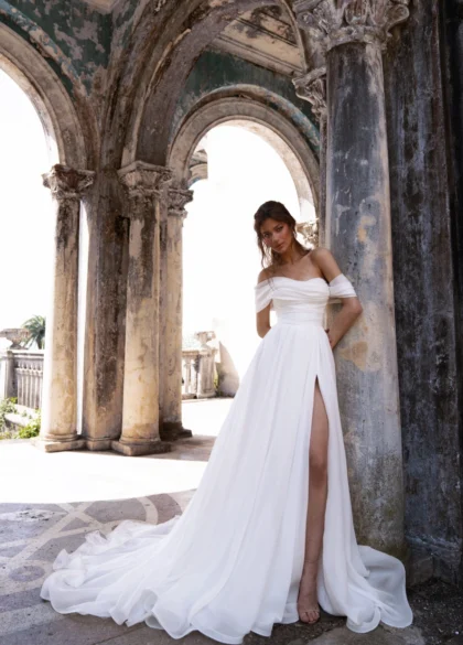 Эмибет - Наталья Романова Эмибет 1 Наталья Романова Великолепное свадебное платье со спущенными бретелями, классическим А-линейным силуэтом и расшитым лифом.