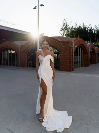 Этель 1 Сонеста <p style="text-align: justify;">В этом свадебном платье облегающего силуэта воплощена неповторимая красота и романтизм современной эпохи. Оно идеально сочетает в себе гармонию элегантности и смелости, создавая неповторимый образ для самых трепетных моментов. Асимметричный верх этого платья - настоящая высота современного дизайна. На одной стороне лифа расшитые пайетки создают прекрасную игру света, придают наряду ослепительную блеск, словно миллионы звезд в ночном небе. Вторая сторона лифа с драпировкой и спущенной бретелью символизирует легкость и свободу, даря нежность и притягательность. Сатин, основной материал этого платья, подчеркивает изящество силуэта и придает ему благородный оттенок. Переливанием красок, он сияет и сверкает на свадебном танцполе, словно дымка мечтательного романтизма. Разрез в юбке дарит изысканность и озорство этому платью, прикасаясь легким шорохом ветра, который окутывает ноги невесты. Он призывает к танцу изящных движений и ведет в мир безграничной любви и волшебства. Это свадебное платье - истинное произведение искусства, созданное для того, чтобы запечатлеть самые прекрасные моменты в жизни и оставить в сердцах незабываемые воспоминания о любви и совершенстве.</p>
<iframe src="https://www.youtube.com/embed/MiJS0YQDtBE" width="auto" height="600" frameborder="0" allowfullscreen="allowfullscreen"></iframe>