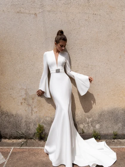 Фортис 1 Наталья Романова Приготовьтесь к свадьбе своей мечты с этим великолепным свадебным платьем! Изящно приталенный силуэт и привлекательная спина с молнией — вы обязательно будете выглядеть сногсшибательно в свой важный день. Линия талии подчеркнута ремнем для лучшей посадки, а все это изготовлено из роскошного крепового материала для элегантности и комфорта. Не соглашайтесь ни на что меньшее, чем совершенство - получите это потрясающее свадебное платье сегодня!