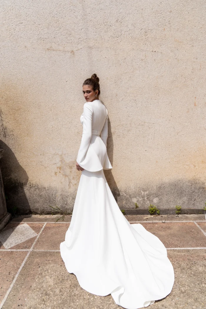 Фортис - Наталья Романова Фортис 2 Наталья Романова Приготовьтесь к свадьбе своей мечты с этим великолепным свадебным платьем! Изящно приталенный силуэт и привлекательная спина с молнией — вы обязательно будете выглядеть сногсшибательно в свой важный день. Линия талии подчеркнута ремнем для лучшей посадки, а все это изготовлено из роскошного крепового материала для элегантности и комфорта. Не соглашайтесь ни на что меньшее, чем совершенство - получите это потрясающее свадебное платье сегодня!