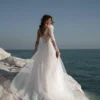 Глиана - Наталья Романова Глиана 1 Наталья Романова Элегантное и завораживающее свадебное платье А-силуэта. Корсет со шнуровкой украшен 3D-цветами и бисером для создания смелого образа, воплощающего современную невесту.