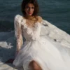 Глиана - Наталья Романова Глиана 1 Наталья Романова Элегантное и завораживающее свадебное платье А-силуэта. Корсет со шнуровкой украшен 3D-цветами и бисером для создания смелого образа, воплощающего современную невесту.