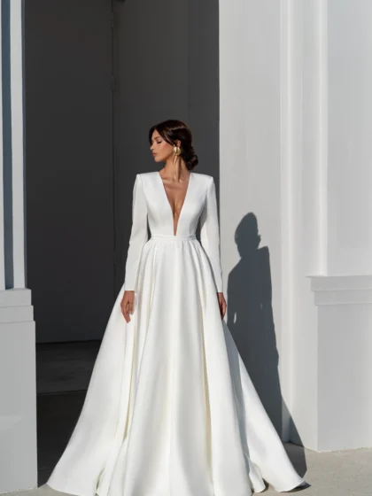 Гриана - Сонеста Гриана 1 Сонеста <p style="text-align: justify;">Великолепное свадебное платье, которое призвано раскрыть твою истинную романтическую натуру. Это платье восхищает своим изяществом и изысканностью. Силуэт в форме буквы "А" создает нежное и элегантное одеяние, которое плавно скользит по твоей фигуре. Длинные рукава добавляют загадочности и таинственности, а спинка на пуговичках придает изюминку и привлекательность. Основным материалом этого платья является роскошный сатин, который окутывает тебя мягкостью и блеском. Этот материал с легкостью подчеркивает твою женственность, придавая платью благородный вид. Каждая деталь платья продумана до мельчайших швов, чтобы ты могла почувствовать себя настоящей принцессой в этот великий день. В свадебном платье также заключена история чувств и любви. Оно символизирует начало новой главы в твоей жизни, полную счастья и нежности.</p>
<iframe src="https://www.youtube.com/embed/YNbRqqK2WZ0" width="auto" height="600" frameborder="0" allowfullscreen="allowfullscreen"></iframe>