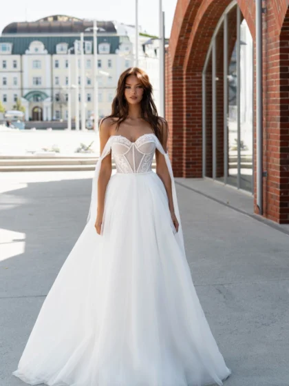 Дженифер - Сонеста Дженифер 1 Сонеста <p style="text-align: justify;">Свадебное платье, которое пленит сердца своей атмосферой нежности и романтики. Это платье А-силуэта создано для того, чтобы вы раскрыли свою красоту и изящество в самый прекрасный день вашей жизни. Тонкие бретели добавляют нотку легкости, а спинка с внутренним корсетом со шнуровкой придают соблазнительности вашему образу. Основные материалы, использованные для создания этой красоты, включают фатин, кружево и бисер. Фатин придает платью изящность и легкость, словно вы просто парите в облаках. Кружево, плотно прилегающее к телу, добавляет нотки романтики и утонченности, подчеркивая вашу женственность. А бисерное украшение приковывает взгляды своим блеском и создает впечатление невероятной элегантности. Каждая деталь этого платья продумана и создана с особой тщательностью, чтобы вы почувствовали себя по-настоящему принцессой на своем великолепном дне. В этом платье вы будете сиять, словно звезда на небосклоне, и ваша красота запомниться навсегда. Позвольте этому платью захватить вас в свои объятия и окунуть в мир свадебных снов, где романтика и любовь витают в воздухе.</p>
<iframe src="https://www.youtube.com/embed/7KyvMXCd-vQ" width="auto" height="600" frameborder="0" allowfullscreen="allowfullscreen"></iframe>