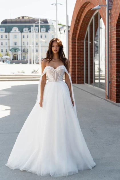 Дженифер - Сонеста Дженифер 1 Сонеста <p style="text-align: justify;">Свадебное платье, которое пленит сердца своей атмосферой нежности и романтики. Это платье А-силуэта создано для того, чтобы вы раскрыли свою красоту и изящество в самый прекрасный день вашей жизни. Тонкие бретели добавляют нотку легкости, а спинка с внутренним корсетом со шнуровкой придают соблазнительности вашему образу. Основные материалы, использованные для создания этой красоты, включают фатин, кружево и бисер. Фатин придает платью изящность и легкость, словно вы просто парите в облаках. Кружево, плотно прилегающее к телу, добавляет нотки романтики и утонченности, подчеркивая вашу женственность. А бисерное украшение приковывает взгляды своим блеском и создает впечатление невероятной элегантности. Каждая деталь этого платья продумана и создана с особой тщательностью, чтобы вы почувствовали себя по-настоящему принцессой на своем великолепном дне. В этом платье вы будете сиять, словно звезда на небосклоне, и ваша красота запомниться навсегда. Позвольте этому платью захватить вас в свои объятия и окунуть в мир свадебных снов, где романтика и любовь витают в воздухе.</p>
<iframe src="https://www.youtube.com/embed/7KyvMXCd-vQ" width="auto" height="600" frameborder="0" allowfullscreen="allowfullscreen"></iframe>