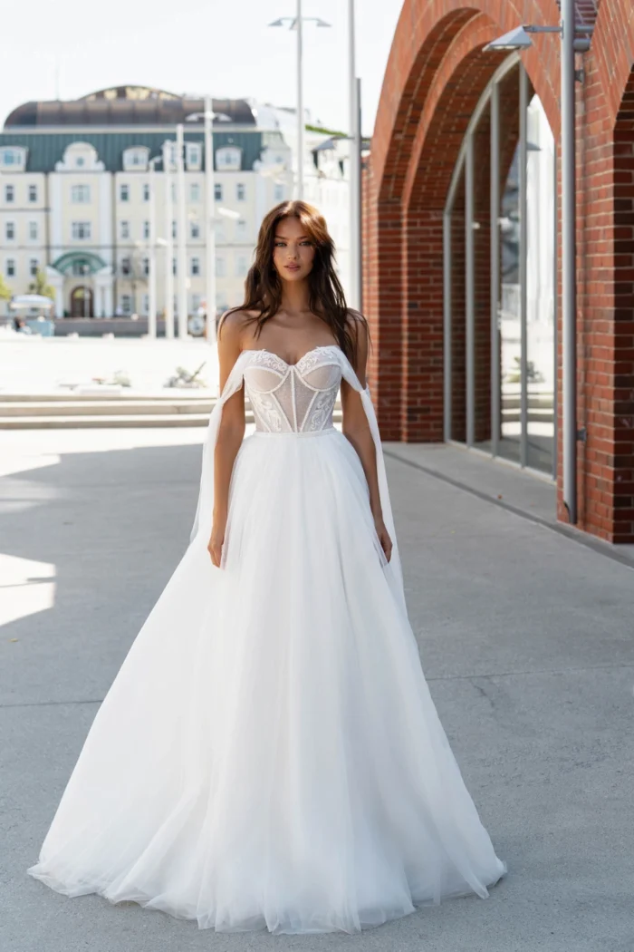 Дженифер 1 Сонеста <p style="text-align: justify;">Свадебное платье, которое пленит сердца своей атмосферой нежности и романтики. Это платье А-силуэта создано для того, чтобы вы раскрыли свою красоту и изящество в самый прекрасный день вашей жизни. Тонкие бретели добавляют нотку легкости, а спинка с внутренним корсетом со шнуровкой придают соблазнительности вашему образу. Основные материалы, использованные для создания этой красоты, включают фатин, кружево и бисер. Фатин придает платью изящность и легкость, словно вы просто парите в облаках. Кружево, плотно прилегающее к телу, добавляет нотки романтики и утонченности, подчеркивая вашу женственность. А бисерное украшение приковывает взгляды своим блеском и создает впечатление невероятной элегантности. Каждая деталь этого платья продумана и создана с особой тщательностью, чтобы вы почувствовали себя по-настоящему принцессой на своем великолепном дне. В этом платье вы будете сиять, словно звезда на небосклоне, и ваша красота запомниться навсегда. Позвольте этому платью захватить вас в свои объятия и окунуть в мир свадебных снов, где романтика и любовь витают в воздухе.</p>
<iframe src="https://www.youtube.com/embed/7KyvMXCd-vQ" width="auto" height="600" frameborder="0" allowfullscreen="allowfullscreen"></iframe>