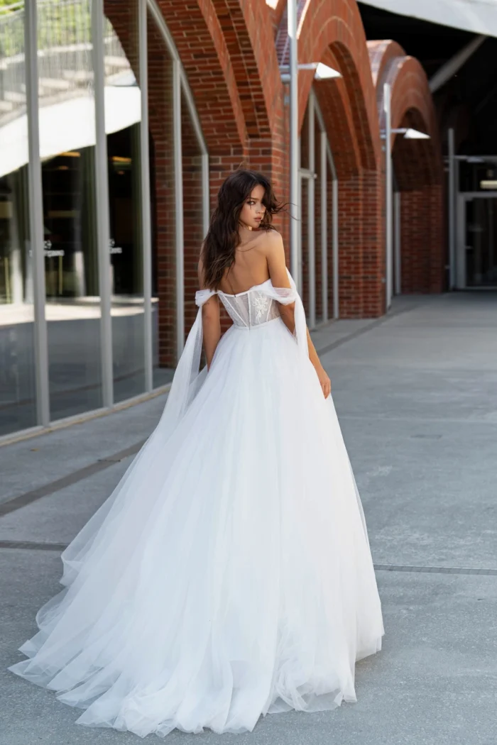 Дженифер 3 Сонеста <p style="text-align: justify;">Свадебное платье, которое пленит сердца своей атмосферой нежности и романтики. Это платье А-силуэта создано для того, чтобы вы раскрыли свою красоту и изящество в самый прекрасный день вашей жизни. Тонкие бретели добавляют нотку легкости, а спинка с внутренним корсетом со шнуровкой придают соблазнительности вашему образу. Основные материалы, использованные для создания этой красоты, включают фатин, кружево и бисер. Фатин придает платью изящность и легкость, словно вы просто парите в облаках. Кружево, плотно прилегающее к телу, добавляет нотки романтики и утонченности, подчеркивая вашу женственность. А бисерное украшение приковывает взгляды своим блеском и создает впечатление невероятной элегантности. Каждая деталь этого платья продумана и создана с особой тщательностью, чтобы вы почувствовали себя по-настоящему принцессой на своем великолепном дне. В этом платье вы будете сиять, словно звезда на небосклоне, и ваша красота запомниться навсегда. Позвольте этому платью захватить вас в свои объятия и окунуть в мир свадебных снов, где романтика и любовь витают в воздухе.</p>
<iframe src="https://www.youtube.com/embed/7KyvMXCd-vQ" width="auto" height="600" frameborder="0" allowfullscreen="allowfullscreen"></iframe>