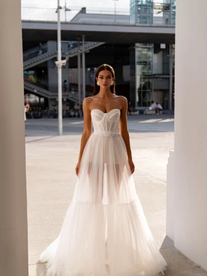 Лара - Сонеста Лара 1 Сонеста Свадебное платье А-силуэта с открытым верхом и кружевной подкладкой на лифе, идет в комплекте с шортами. Спинка на корсете с внутренней шнуровкой и молнией.