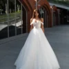 Лери - Сонеста Лери 1 Сонеста <p style="text-align: justify;">В этом свадебном наряде, каждая линия и каждая деталь искрятся нежной романтикой и элегантностью. Свадебное платье в форме А-силуэта с грациозно спущенными бретелями призвано воплотить идеал дерзкой романтики для невесты, которая хочет выделяться своим неповторимым обаянием. Юбка из фатина легко пленяет сердца, сверкая и играя на свету. Она придает платью легкость и воздушность, словно нежный танец движется с каждым шагом невесты. Эта фатиновая юбка словно облако, которое ласкает и уносит далеко-далеко в легком и романтичном облаке счастья. Корсет этого великолепного наряда украшен драгоценными стежками бисера, добавляющими нотку необыкновенного блеска. Каждая маленькая бусинка словно запечатлевает искру любви, которая светится изнутри и придает платью особую магию. Он подчеркивает женственные очертания и делает силуэт стройным и изящным. Основными материалами этого изумительного наряда являются фатин и бисер, которые воплощают в себе нежность, элегантность и романтичность. Это платье подарит невесте ощущение принцессы, которая живет в мечтательном мире искрящейся любви и эмоций.</p>
<iframe src="https://www.youtube.com/embed/DY00iJin_g4" width="auto" height="600" frameborder="0" allowfullscreen="allowfullscreen"></iframe>