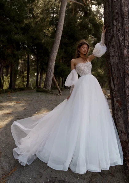 Маринн 1 Наталья Романова Выглядите потрясающе в этот особенный день в этом красивом свадебном платье! Роскошный бальный силуэт, отстегивающийся объемный рукав и спинка на внутреннем корсете со шнуровкой не оставят вас равнодушными. Это платье с роскошным тюлем и бисером идеально подходит для волшебного момента, когда можно сказать «да». 