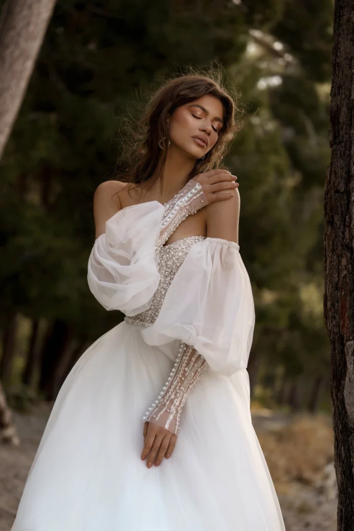 Маринн 4 Наталья Романова Выглядите потрясающе в этот особенный день в этом красивом свадебном платье! Роскошный бальный силуэт, отстегивающийся объемный рукав и спинка на внутреннем корсете со шнуровкой не оставят вас равнодушными. Это платье с роскошным тюлем и бисером идеально подходит для волшебного момента, когда можно сказать «да». 