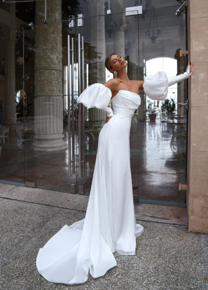 Мишель - Сонеста Мишель 1 Сонеста Свадебное платье облегающего силуэта с длинными съемными рукавами. На корсете декоративная драпировка, спинка на молнии.