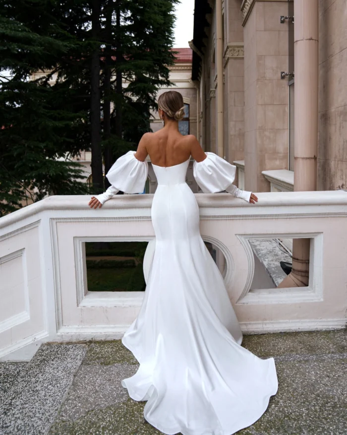 Мишель 3 Сонеста Свадебное платье облегающего силуэта с длинными съемными рукавами. На корсете декоративная драпировка, спинка на молнии.