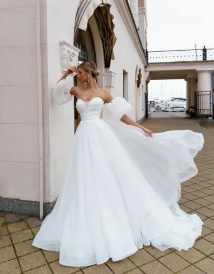 Ромилда 1 Сонеста Свадебное платье А-силуэта с объемными съемными рукавами и расшитым лифом. Спинка на застежке-молнии.