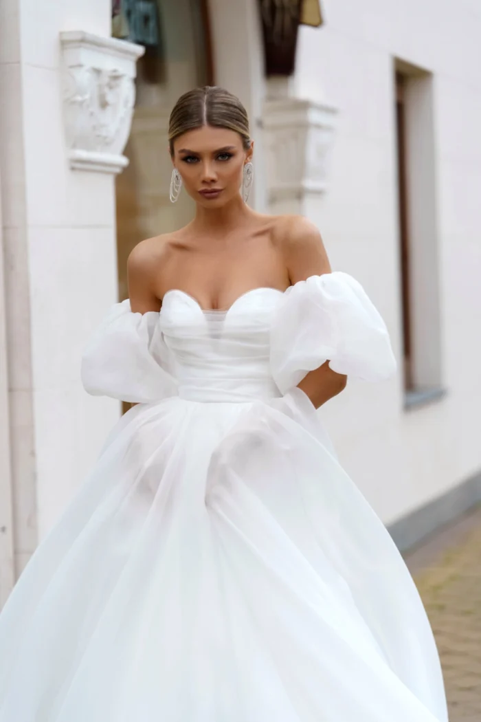 Ромилда 3 Сонеста Свадебное платье А-силуэта с объемными съемными рукавами и расшитым лифом. Спинка на застежке-молнии.