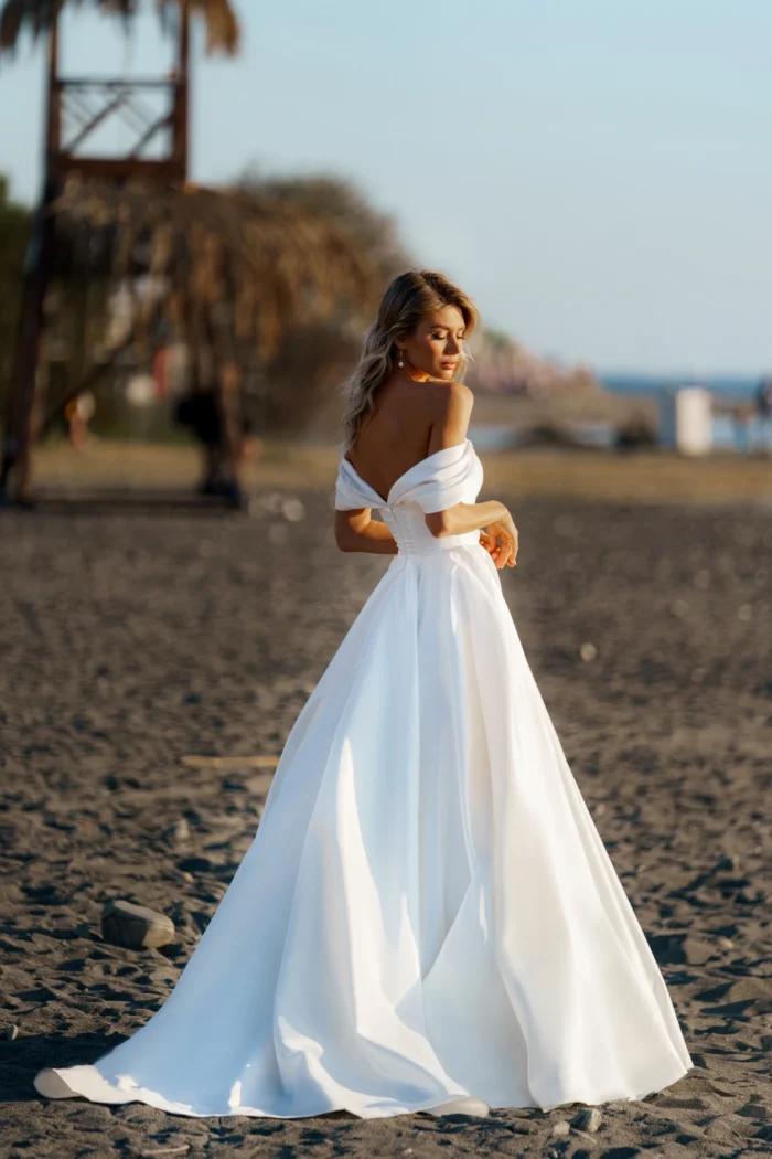 Вильда 1 Сонеста Свадебное платье А-силуэта со съемными рукавами-крыльями. В корсете V-образный вырез, спинка открытая на молнии.