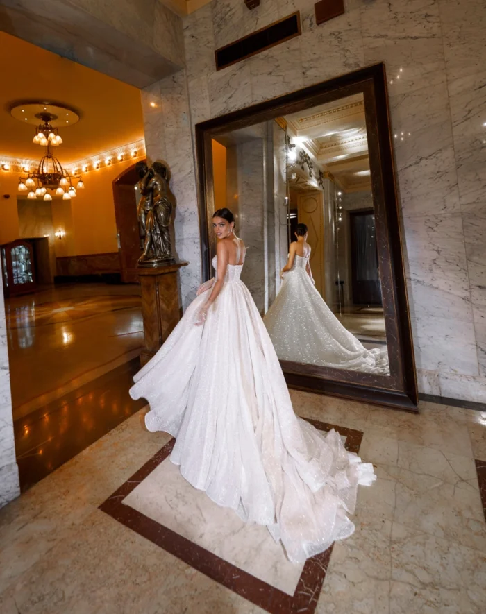 Биарриц - Патрисия Кутюр Биарриц 1 Патрисия Кутюр <p style="text-align: justify;">Волшебное свадебное платье, созданное для тех, кто стремится погрузиться в волнующий мир романтизма и элегантности. Это платье величественного А-силуэта украшает сразу несколько выразительных деталей, которые будут захватывать взоры гостей. Изящный вырез в форме сердца придаёт этому наряду особую спокойную романтическую атмосферу, олицетворяющую истинную любовь. Оно воплощает гармонию страсти и нежности, идеально подчеркивая красоту и изящество невесты. Элегантная спинка с застежкой на молнии добавляет изюминку этому платью. Она создаёт идеальную поддержку и подчёркивает изящество фигуры, одновременно демонстрируя сдержанность и таинственность. Основные материалы, использованные в этом шедевре, - кружево, фатин и глиттер. Нежные кружевные узоры придают элегантность и изящество, фатин добавляет воздушность и легкость, а блестки придают наряду призрачное сияние, создавая ощущение магии и сказки. Это платье - истинная мечта, воплощение современного романтизма, которое будет подарком невесте, чтобы она чувствовала себя волшебной на своём самом важном дне.</p>