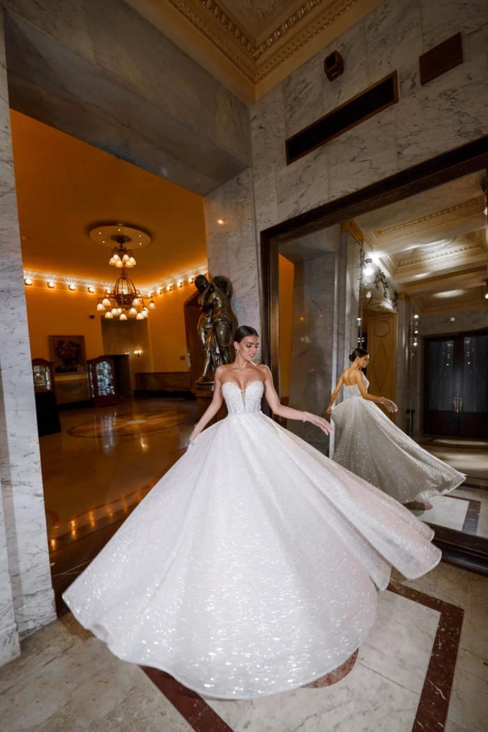 Биарриц - Патрисия Кутюр Биарриц 2 Патрисия Кутюр <p style="text-align: justify;">Волшебное свадебное платье, созданное для тех, кто стремится погрузиться в волнующий мир романтизма и элегантности. Это платье величественного А-силуэта украшает сразу несколько выразительных деталей, которые будут захватывать взоры гостей. Изящный вырез в форме сердца придаёт этому наряду особую спокойную романтическую атмосферу, олицетворяющую истинную любовь. Оно воплощает гармонию страсти и нежности, идеально подчеркивая красоту и изящество невесты. Элегантная спинка с застежкой на молнии добавляет изюминку этому платью. Она создаёт идеальную поддержку и подчёркивает изящество фигуры, одновременно демонстрируя сдержанность и таинственность. Основные материалы, использованные в этом шедевре, - кружево, фатин и глиттер. Нежные кружевные узоры придают элегантность и изящество, фатин добавляет воздушность и легкость, а блестки придают наряду призрачное сияние, создавая ощущение магии и сказки. Это платье - истинная мечта, воплощение современного романтизма, которое будет подарком невесте, чтобы она чувствовала себя волшебной на своём самом важном дне.</p>