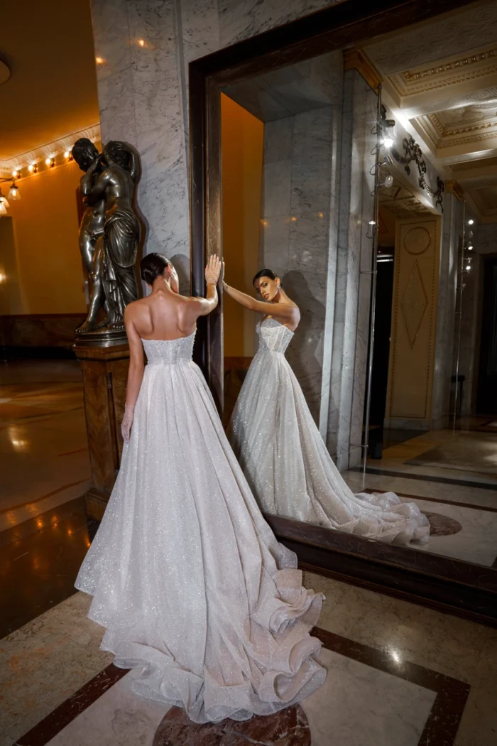 Биарриц - Патрисия Кутюр Биарриц 3 Патрисия Кутюр <p style="text-align: justify;">Волшебное свадебное платье, созданное для тех, кто стремится погрузиться в волнующий мир романтизма и элегантности. Это платье величественного А-силуэта украшает сразу несколько выразительных деталей, которые будут захватывать взоры гостей. Изящный вырез в форме сердца придаёт этому наряду особую спокойную романтическую атмосферу, олицетворяющую истинную любовь. Оно воплощает гармонию страсти и нежности, идеально подчеркивая красоту и изящество невесты. Элегантная спинка с застежкой на молнии добавляет изюминку этому платью. Она создаёт идеальную поддержку и подчёркивает изящество фигуры, одновременно демонстрируя сдержанность и таинственность. Основные материалы, использованные в этом шедевре, - кружево, фатин и глиттер. Нежные кружевные узоры придают элегантность и изящество, фатин добавляет воздушность и легкость, а блестки придают наряду призрачное сияние, создавая ощущение магии и сказки. Это платье - истинная мечта, воплощение современного романтизма, которое будет подарком невесте, чтобы она чувствовала себя волшебной на своём самом важном дне.</p>