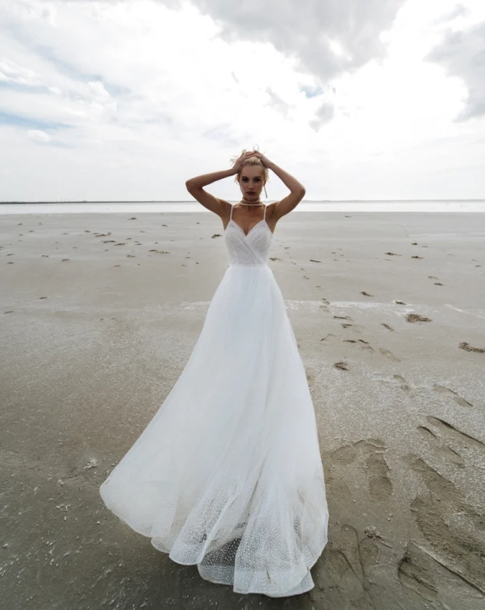 Эмили 1 Наталья Романова Свадебное платье А-силуэта на тонких бретелях и открытой спиной на молнии.