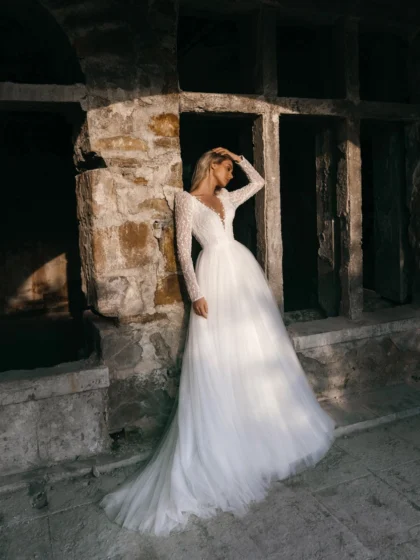 Энн - Сонеста Энн 1 Сонеста Свадебное платье А-силуэта с длинными рукавами и спинкой на пуговичках. Верх расшит кружевом и пайетками.