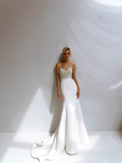 Эванс - Наталья Романова Эванс 1 Наталья Романова Свадебное платье облегающего силуэта на тонких бретелях и спинкой на молнии. Корсет расшит бисером и бусинами.