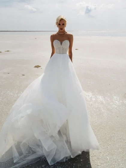 Феличе - Наталья Романова Феличе 1 Наталья Романова Свадебное платье бального силуэта с открытым верхом, декорированным бисером.