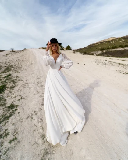 Флоу - Наталья Романова Флоу 1 Наталья Романова Свадебное платье А-силуэта с длинными рукавами и открытой спиной. Рукава расшиты бисером и бусинами.