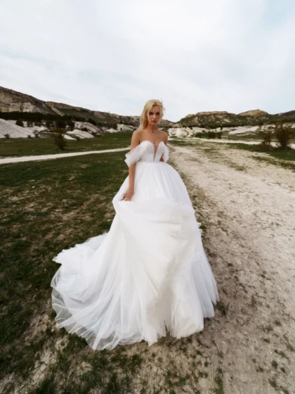 Фьюжн - Наталья Романова Фьюжн 1 Наталья Романова Свадебное платье А-силуэта со спущенными бретелями и спинкой на внутреннем корсете со шнуровкой. Корсет декорирован бисером.