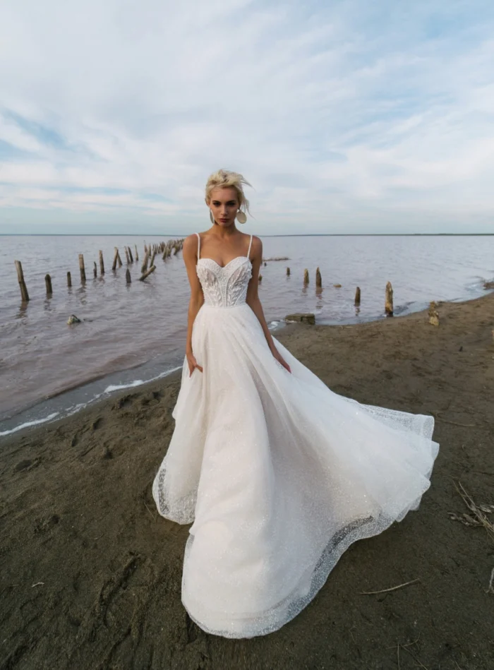 Тирса 1 Наталья Романова Свадебное платье А-силуэта на тонких бретелях и спинкой на молнии. Расшито кружевом и бисером. 