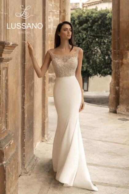 Rimma 20013 - Lussano Rimma 20013 1 Lussano Соблазнительное свадебное платье силуэта русалка. Лиф с вырезом «лодочка» и узкими бретелями украшен узорами, вышитыми мерцающим бисером. Гладкая юбка плотно облегает бедра и расширяется от колен.