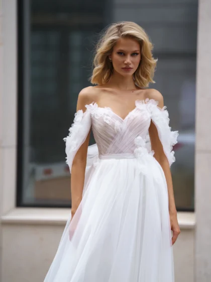 Абелия - Сонеста Абелия 1 Сонеста <p style="text-align: justify;">Свадебное платье Абелия - это прекрасное платье в стиле А-силуэта, оно создает элегантный и романтичный образ для невесты. Оно украшено декоративными цветами, которые добавляют изысканности и нежности. Особенностью платья являются спущенные бретели, которые придают образу легкости и привлекательности. Спинка платья выполнена на внутреннем корсете со шнуровкой и молнией, что обеспечивает идеальную посадку и комфорт в течение всего дня свадьбы. Основной материал, используемый в создании платья, - это фатин. Фатин - это легкий, прозрачный и одновременно пышный материал, который великолепно драпируется и создает воздушное облако силуэта. Оно подчеркнет естественную красоту невесты и создаст незабываемый образ, в которым она запомнится надолго.</p>
<iframe src="https://www.youtube.com/embed/uCn6jiGVaRQ" width="auto" height="600" frameborder="0" allowfullscreen="allowfullscreen"></iframe>